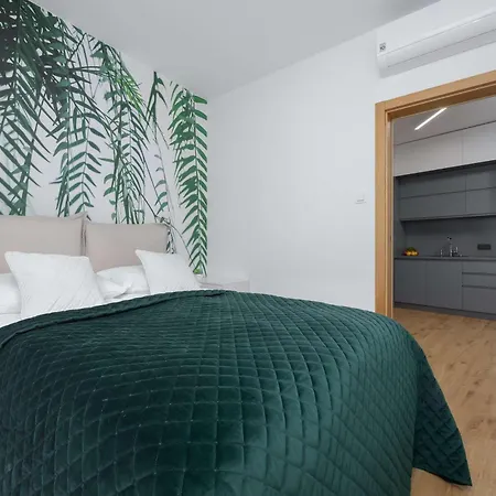 Modern With Air Conditioning And Parking Near The Pge Stadium In By Renters Lejlighed