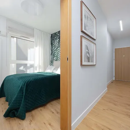 Modern With Air Conditioning And Parking Near The Pge Stadium In By Renters