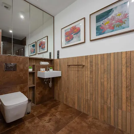 Modern With Air Conditioning And Parking Near The Pge Stadium In By Renters Lejlighed