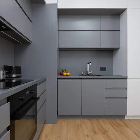 Modern With Air Conditioning And Parking Near The Pge Stadium In By Renters *