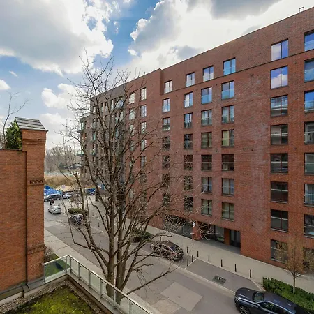 Modern With Air Conditioning And Parking Near The Pge Stadium In By Renters Apartment *