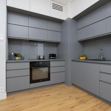 Modern With Air Conditioning And Parking Near The Pge Stadium In By Renters *